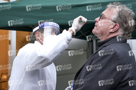 Stephan Weil besucht Seniorenheim in Hannover