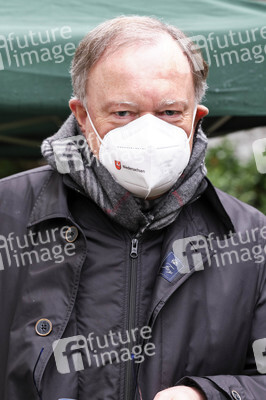 Stephan Weil besucht Seniorenheim in Hannover