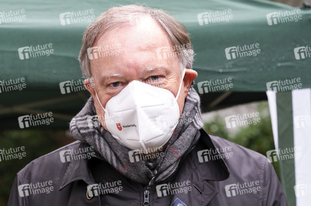 Stephan Weil besucht Seniorenheim in Hannover