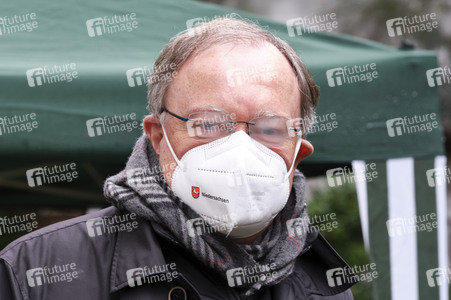 Stephan Weil besucht Seniorenheim in Hannover