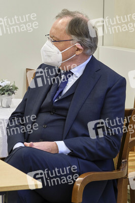 Stephan Weil besucht Seniorenheim in Hannover