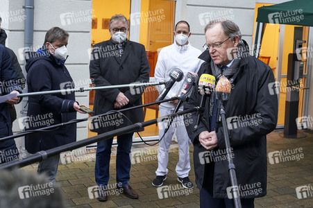 Stephan Weil besucht Seniorenheim in Hannover