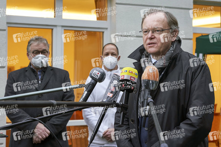 Stephan Weil besucht Seniorenheim in Hannover