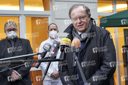 Stephan Weil besucht Seniorenheim in Hannover