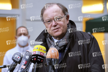 Stephan Weil besucht Seniorenheim in Hannover