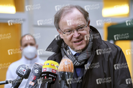 Stephan Weil besucht Seniorenheim in Hannover