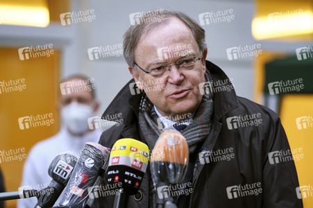 Stephan Weil besucht Seniorenheim in Hannover