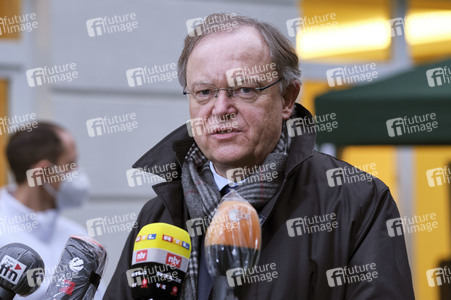 Stephan Weil besucht Seniorenheim in Hannover