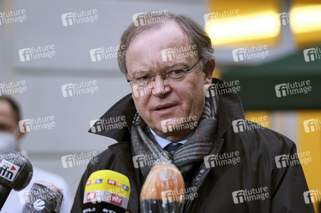 Stephan Weil besucht Seniorenheim in Hannover