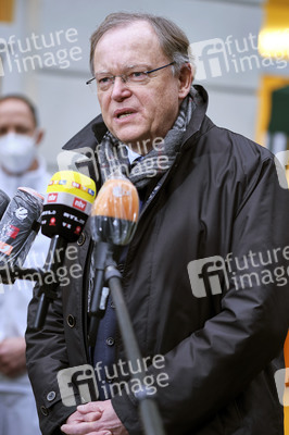 Stephan Weil besucht Seniorenheim in Hannover