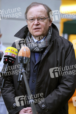 Stephan Weil besucht Seniorenheim in Hannover