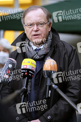 Stephan Weil besucht Seniorenheim in Hannover
