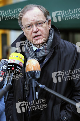 Stephan Weil besucht Seniorenheim in Hannover
