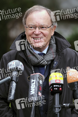 Stephan Weil besucht Seniorenheim in Hannover