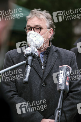 Stephan Weil besucht Seniorenheim in Hannover