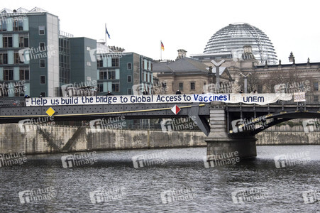 Plakataktion der Universities Allied for Essential Medicines in Berlin
