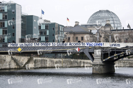 Plakataktion der Universities Allied for Essential Medicines in Berlin