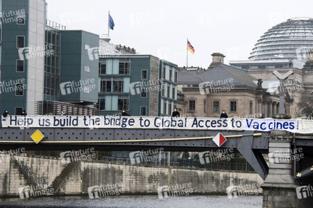 Plakataktion der Universities Allied for Essential Medicines in Berlin