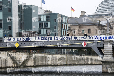Plakataktion der Universities Allied for Essential Medicines in Berlin