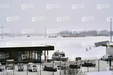 Wintereinbruch am Flughafen in Hannover