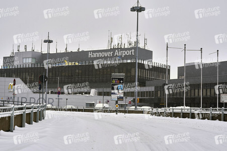 Wintereinbruch am Flughafen in Hannover