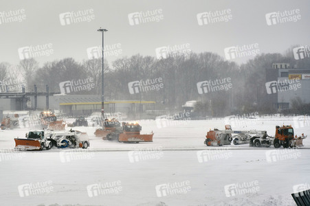 Wintereinbruch am Flughafen in Hannover