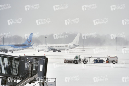 Wintereinbruch am Flughafen in Hannover