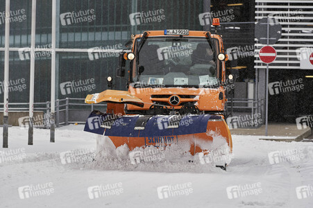 Wintereinbruch am Flughafen in Hannover