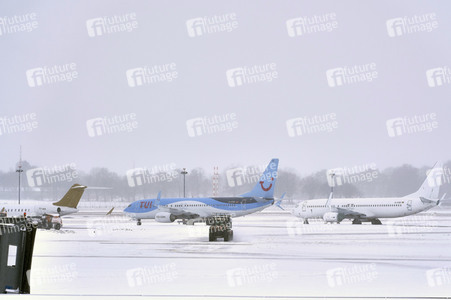 Wintereinbruch am Flughafen in Hannover