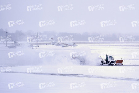 Wintereinbruch am Flughafen in Hannover