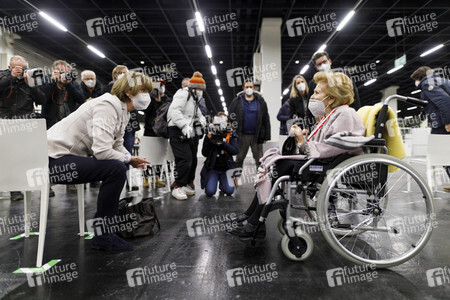 Eröffnung des Impfzentrums in der Koelnmesse in Köln