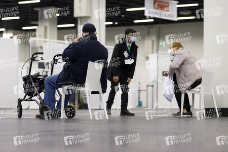 Eröffnung des Impfzentrums in der Koelnmesse in Köln