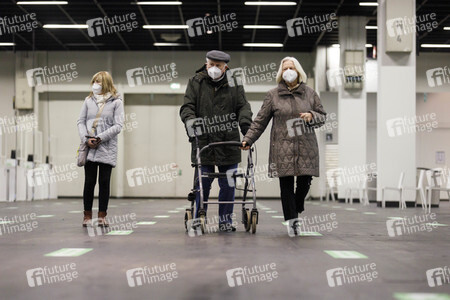 Eröffnung des Impfzentrums in der Koelnmesse in Köln
