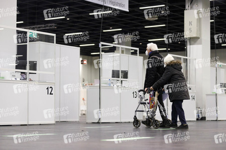 Eröffnung des Impfzentrums in der Koelnmesse in Köln