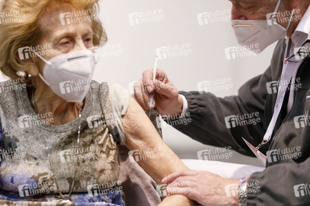 Eröffnung des Impfzentrums in der Koelnmesse in Köln