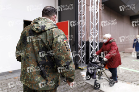 Eröffnung des Impfzentrums in der Koelnmesse in Köln