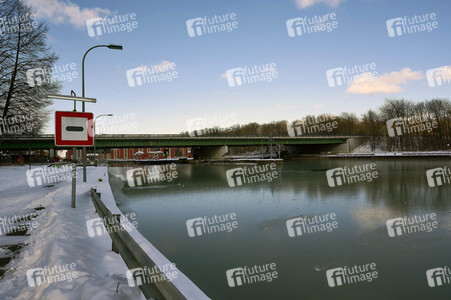 Eingestellter Schiffsverkehr an der Hindenburgschleuse in Hannover