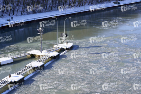 Eingestellter Schiffsverkehr an der Hindenburgschleuse in Hannover