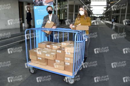 Übergabe Unterschriftenlisten an den Petitionsausschuss des Deutschen Bundestags in Berlin