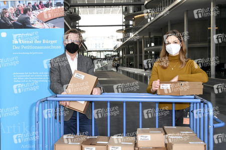 Übergabe Unterschriftenlisten an den Petitionsausschuss des Deutschen Bundestags in Berlin
