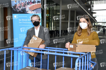 Übergabe Unterschriftenlisten an den Petitionsausschuss des Deutschen Bundestags in Berlin