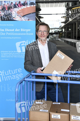 Übergabe Unterschriftenlisten an den Petitionsausschuss des Deutschen Bundestags in Berlin