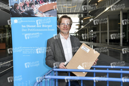 Übergabe Unterschriftenlisten an den Petitionsausschuss des Deutschen Bundestags in Berlin