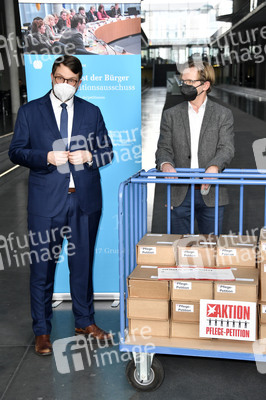 Übergabe Unterschriftenlisten an den Petitionsausschuss des Deutschen Bundestags in Berlin