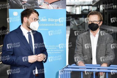Übergabe Unterschriftenlisten an den Petitionsausschuss des Deutschen Bundestags in Berlin