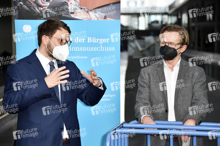 Übergabe Unterschriftenlisten an den Petitionsausschuss des Deutschen Bundestags in Berlin