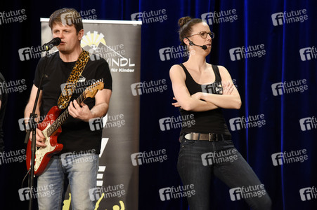 Andi Starek und Andrea Merkert beim 'Schlawindl Move' in Haar