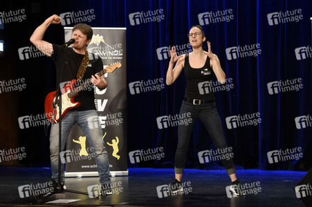 Andi Starek und Andrea Merkert beim 'Schlawindl Move' in Haar