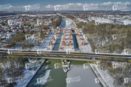 Eingestellter Schiffsverkehr auf dem Mittellandkanal in Hannover