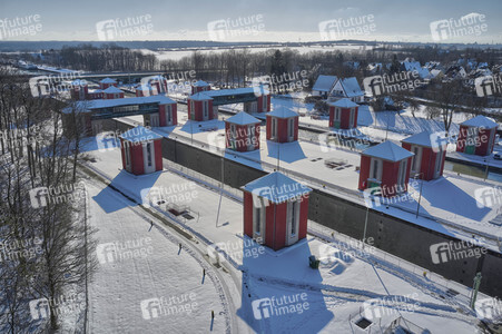 Eingestellter Schiffsverkehr auf dem Mittellandkanal in Hannover